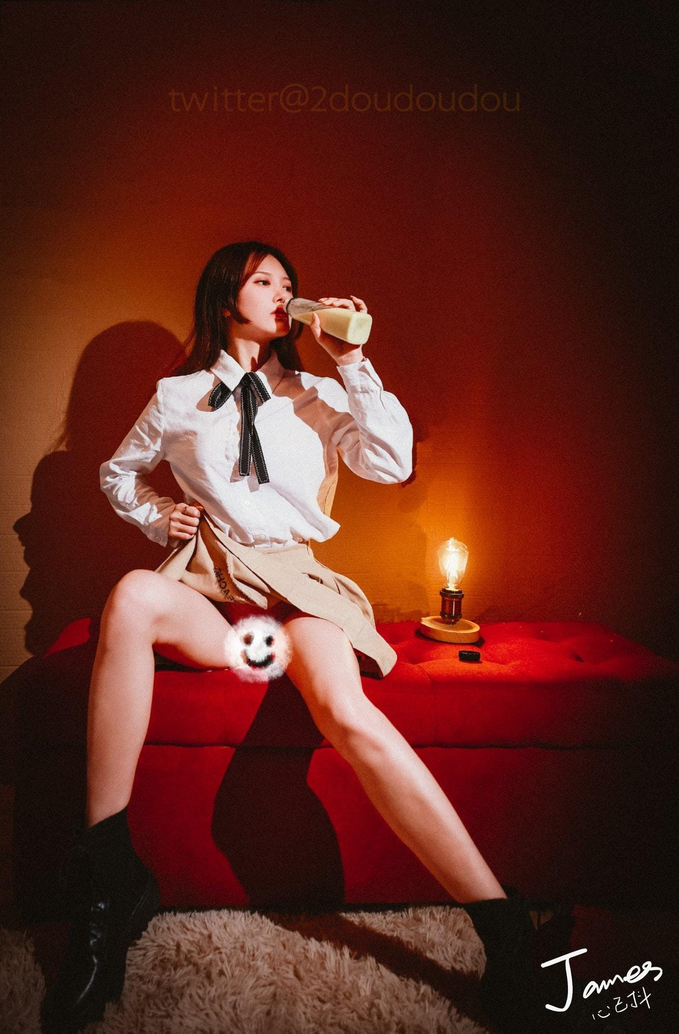 抖叔紧身毛衣展现质感御姐白嫩肌肤姿态